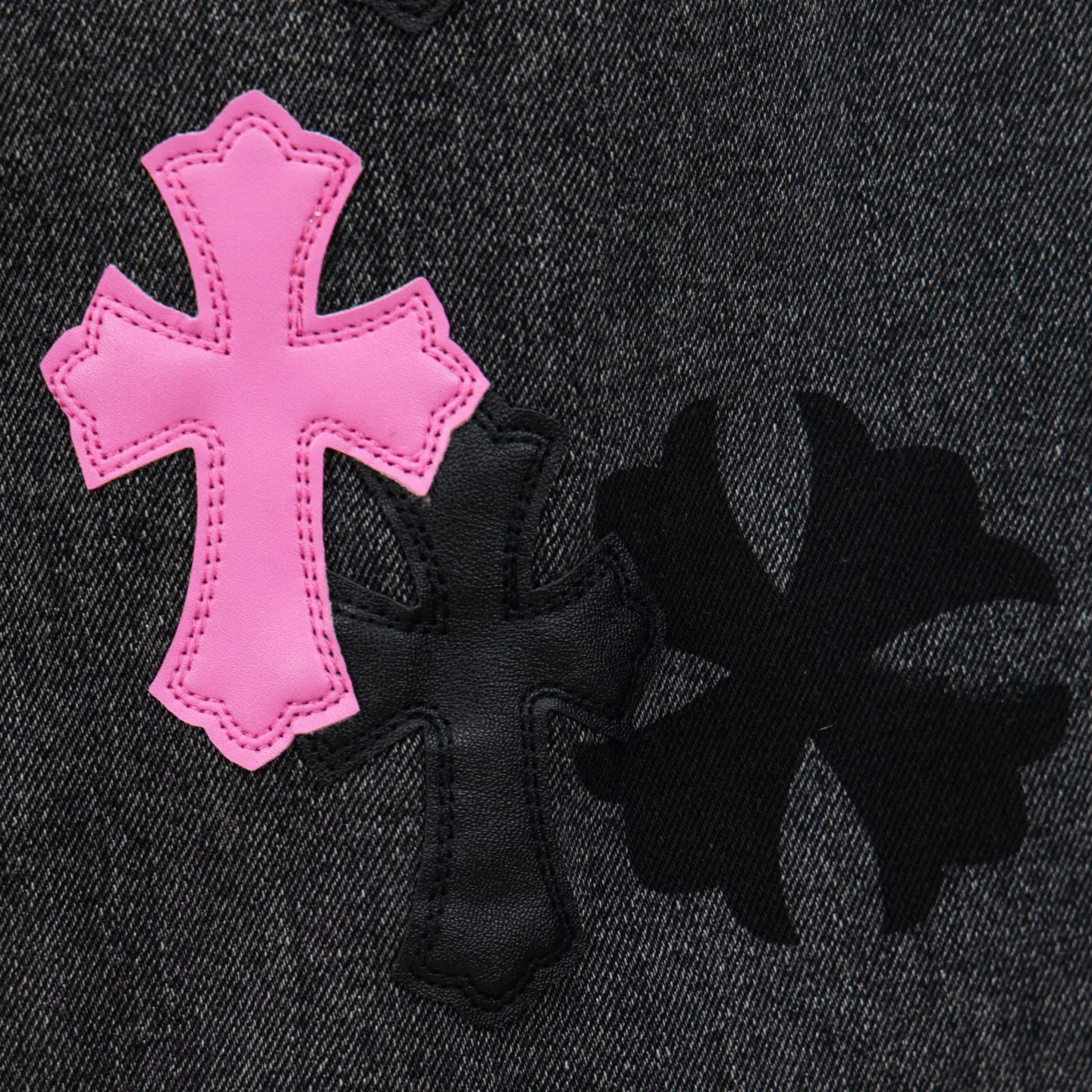 P260 Chrome Hearts Chrome Hearts Jeans Purple Matty Boy Sex Records Rivet Style Work Jeans CH Jeans need to be disassembled and washed before being dismantled and hand-stitched with sheepskin cross leather and then spliced ​​together to complete. The whole piece has too many craftsmanship to explain. The cabinet price is 16W+ level, patchwork cross pattern embellishment, high-waisted washed jeans! ! Absolutely high-end luxury products, 8W+ level god-level items, super popular products, made with top heavy industry, a magic weapon that cannot be missed. About Kroxin This is an extremely luxurious fashion brand, which can also be called the aristocrats of the high street. It has always been an exclusive brand for some hipsters or rich second generation. Compared with ordinary high streets, it is more luxurious and noble. Compared with luxury brands, it has a more fashionable personality and has always been a brand that I have a special liking for. Style number: 1761# Size: 28 30 32 34 36